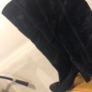 A touch over the knee Arturo ferman